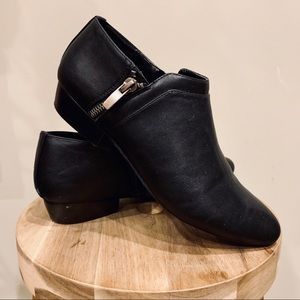 SALE! Nine West Flat Ankle Booties w/ Side Zip 7.5